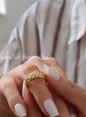 Basstudio 欧美戒指钛钢指环不褪色牛角包斜纹戒指简约小众设计