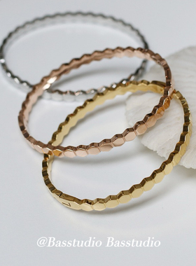 Basstudio蜂巢六边形几何CHIC简约手镯卡扣钛钢镀18K金不掉色