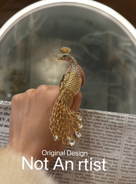 祖母绿镶钻拖尾孔雀戒指