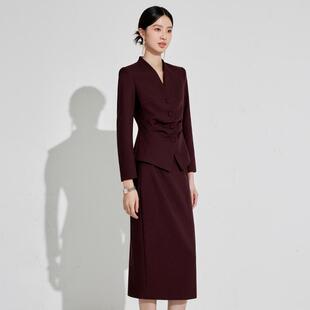 AD高端主持人职业装女士正装2024秋冬V领褶皱安可拉红色西装套裙