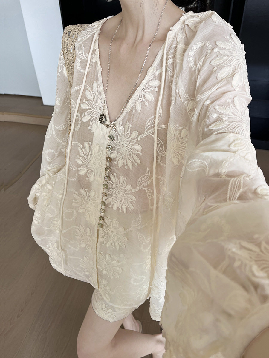 十三行2025夏法式天丝刺绣宽松V领防晒上衣短裤套装女