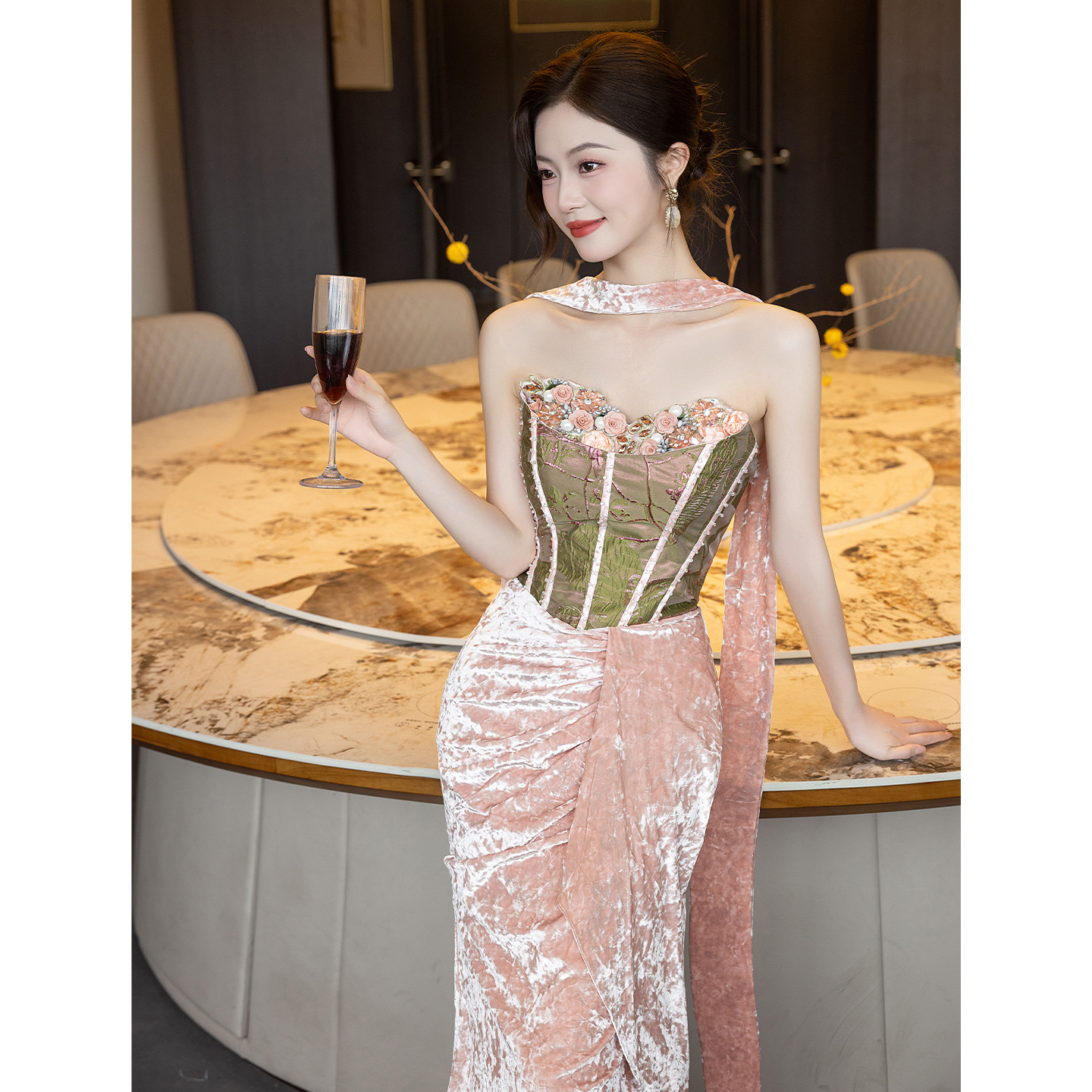 新中式抹胸晨袍女新娘高级感小拖尾订婚结婚礼服裙高端轻奢敬酒服