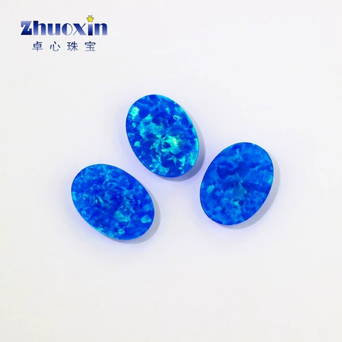 Полупрозрачный синий опал зеленый пасхальный яичный яичный яйцо.