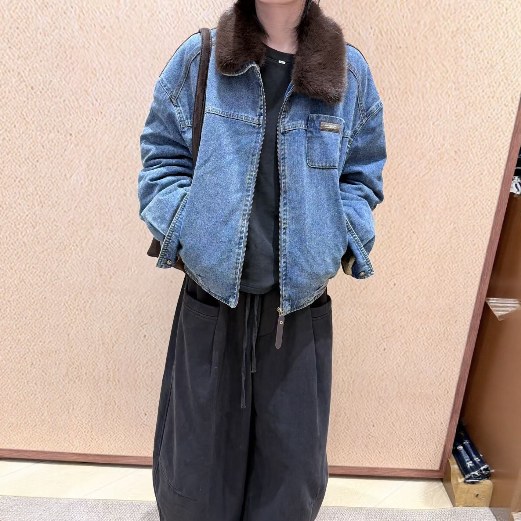 欧货2026冬时尚水貂毛领百搭牛仔羽绒服女宽松短款白鸭绒保暖外套