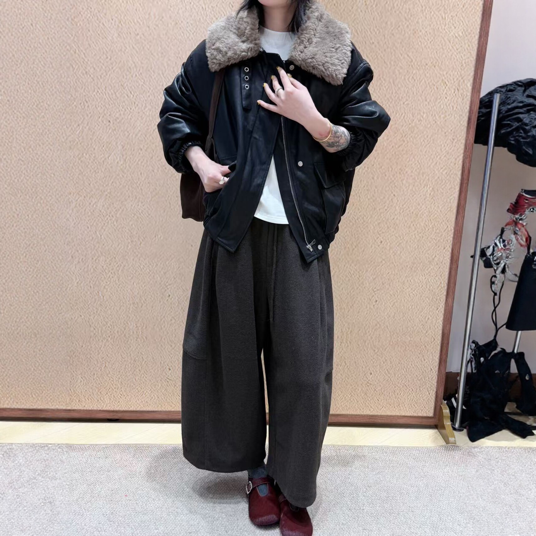 欧货2026冬时尚设计感PU皮机车风羽绒服女羊羔毛翻领显瘦保暖外套
