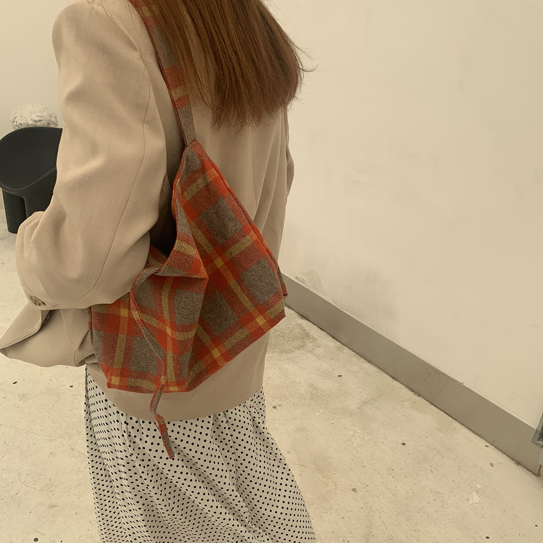 复古羊毛橘色格纹腋下水桶圆筒包