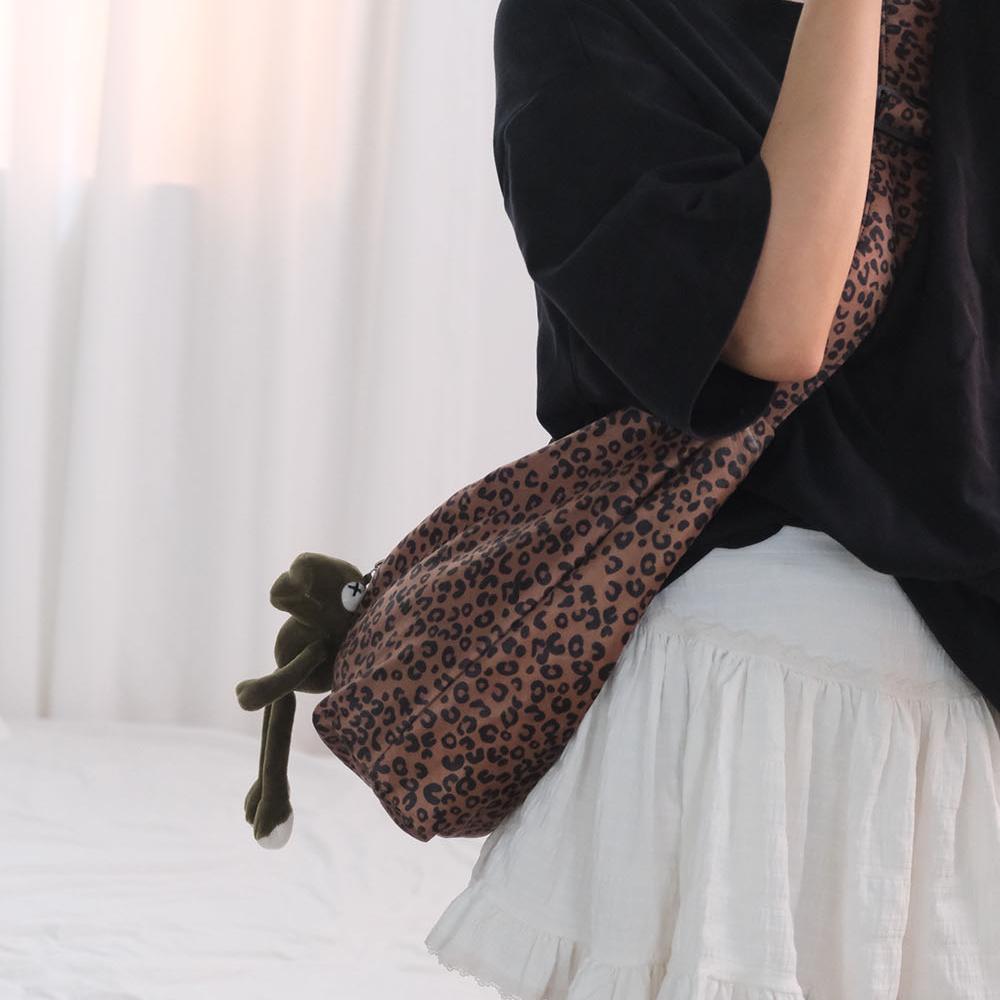 韩国新款小众豹纹斜挎饺子包