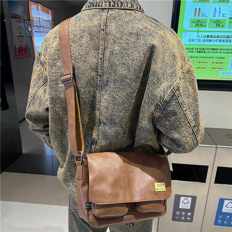 潮牌斜挎包男单肩包日系休闲男士运动男生背包男包机车包邮差大包