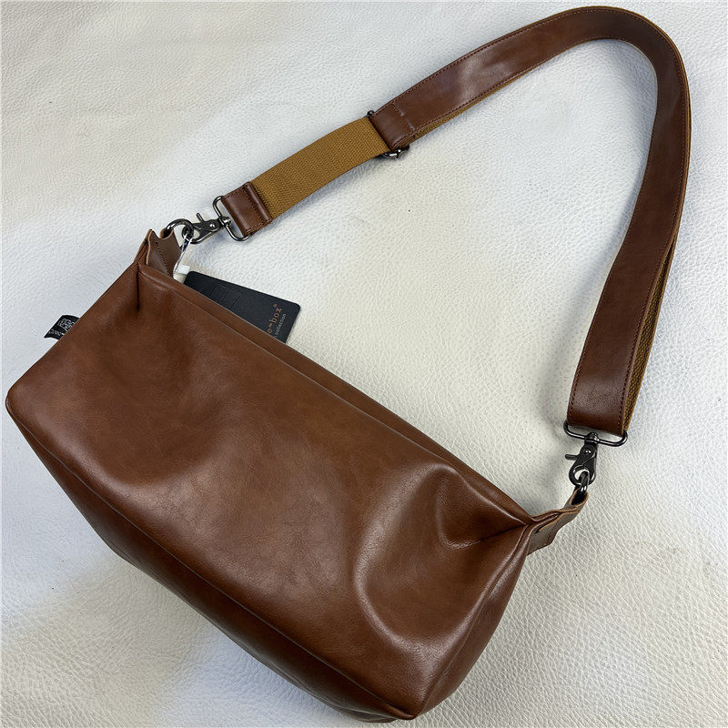 青年男女通勤包斜挎包新款软皮包