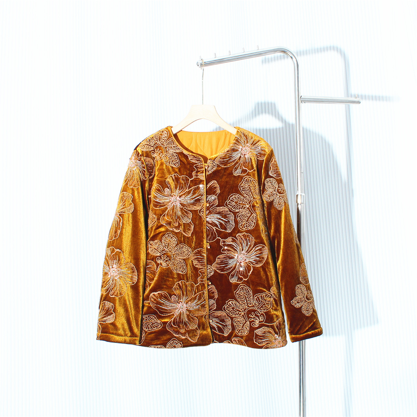 时尚刺绣丝绒夹棉棉服女