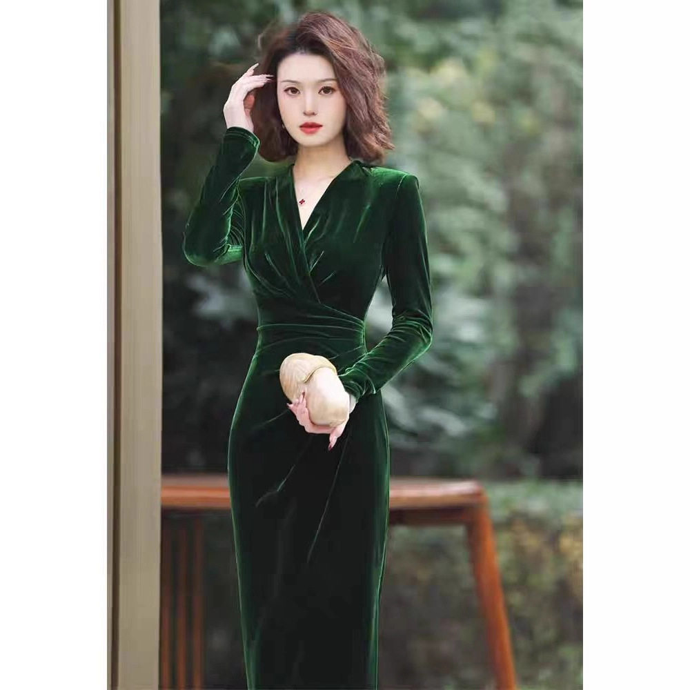 冬季气场强大轻奢礼服高端精致高级感重要场合绿色丝绒开叉连衣裙