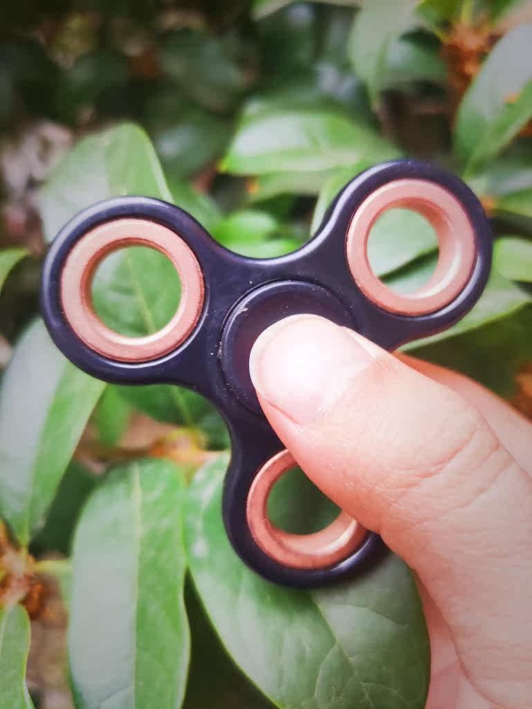 泄密者指尖手转手指陀螺旋转金属指间儿童成人减压解压神器玩具