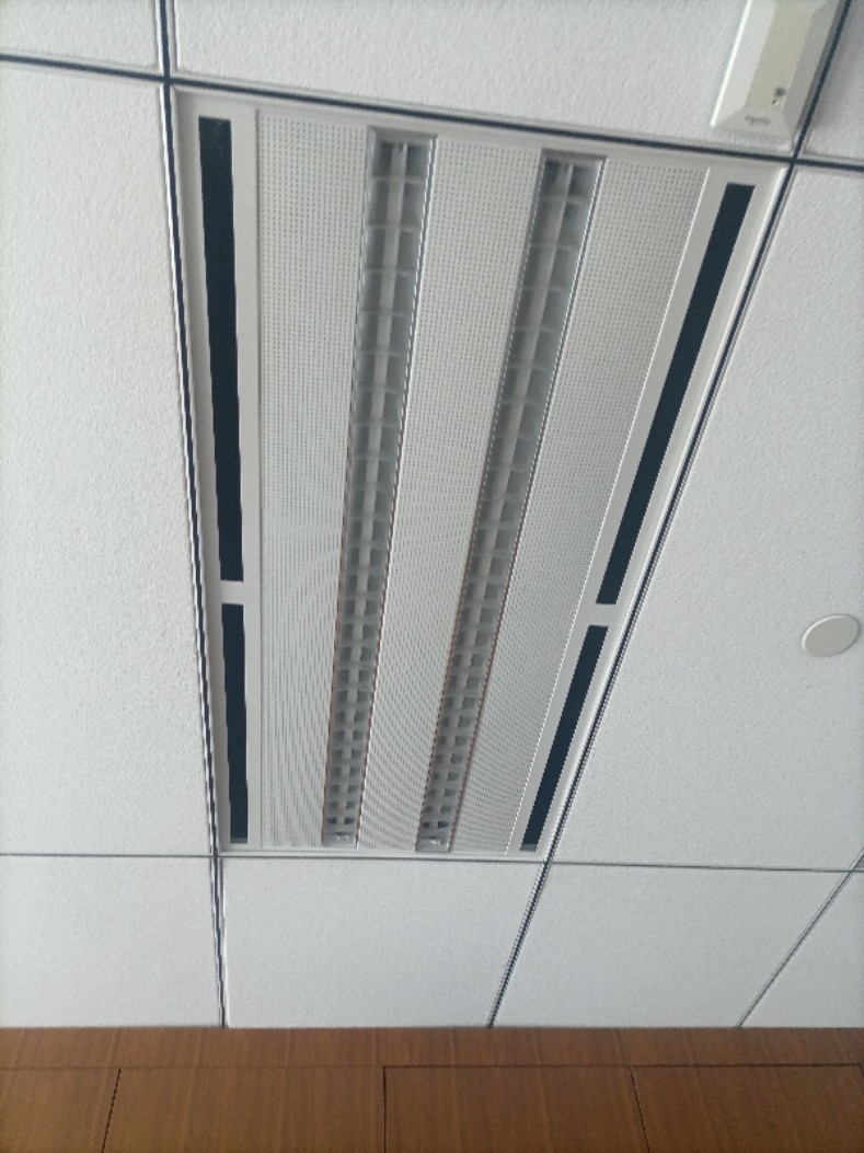 集成吊顶出风口格栅灯600日光灯盘嵌入式天花灯管暖白空调长条灯