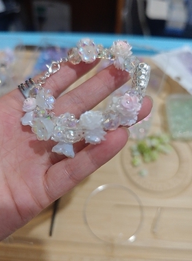 原创设计手工串珠手链女小众国风琉璃花朵手环莹白