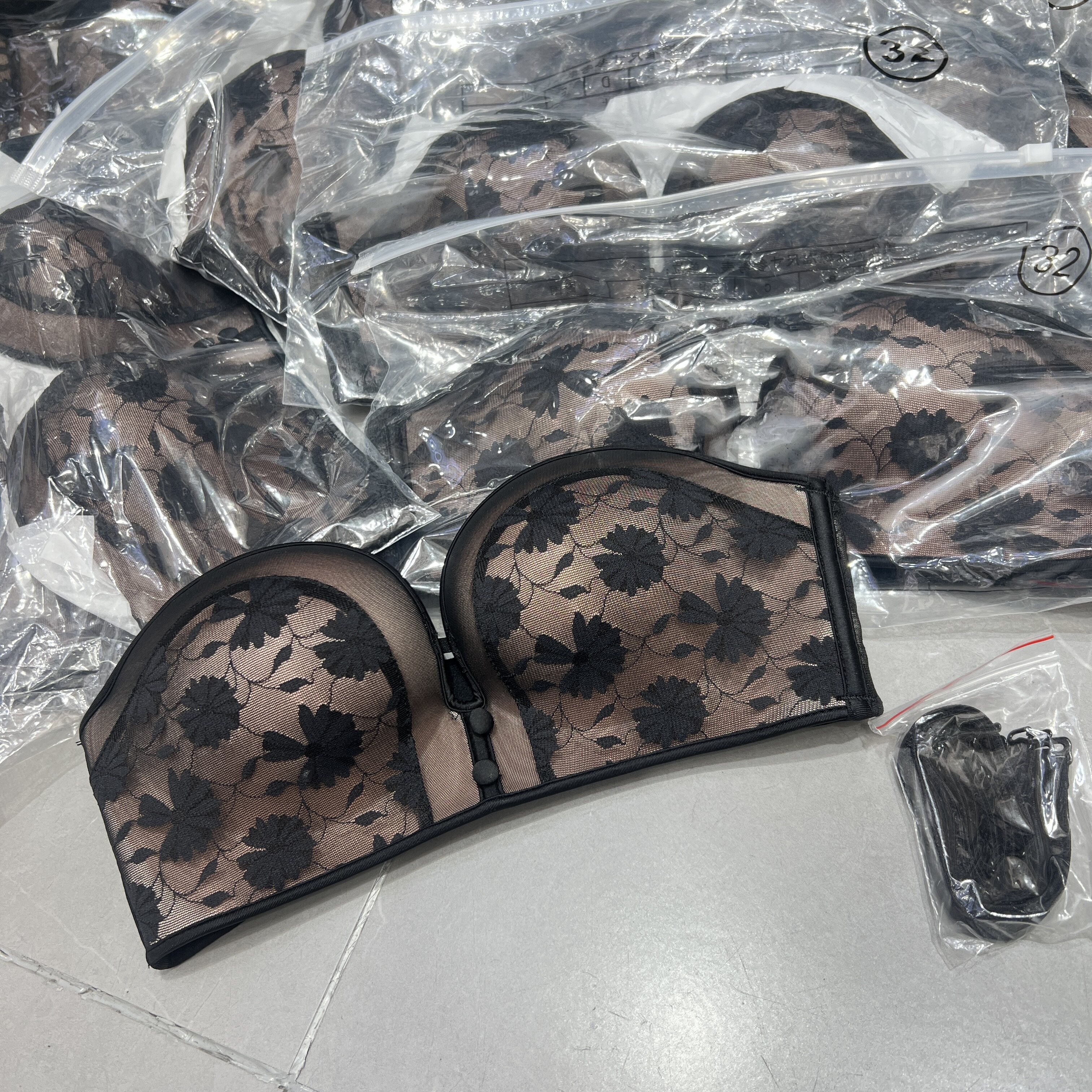 性感蕾丝网纱拼接无肩带内衣女小胸聚拢防滑隐形文胸罩裹胸抹胸潮