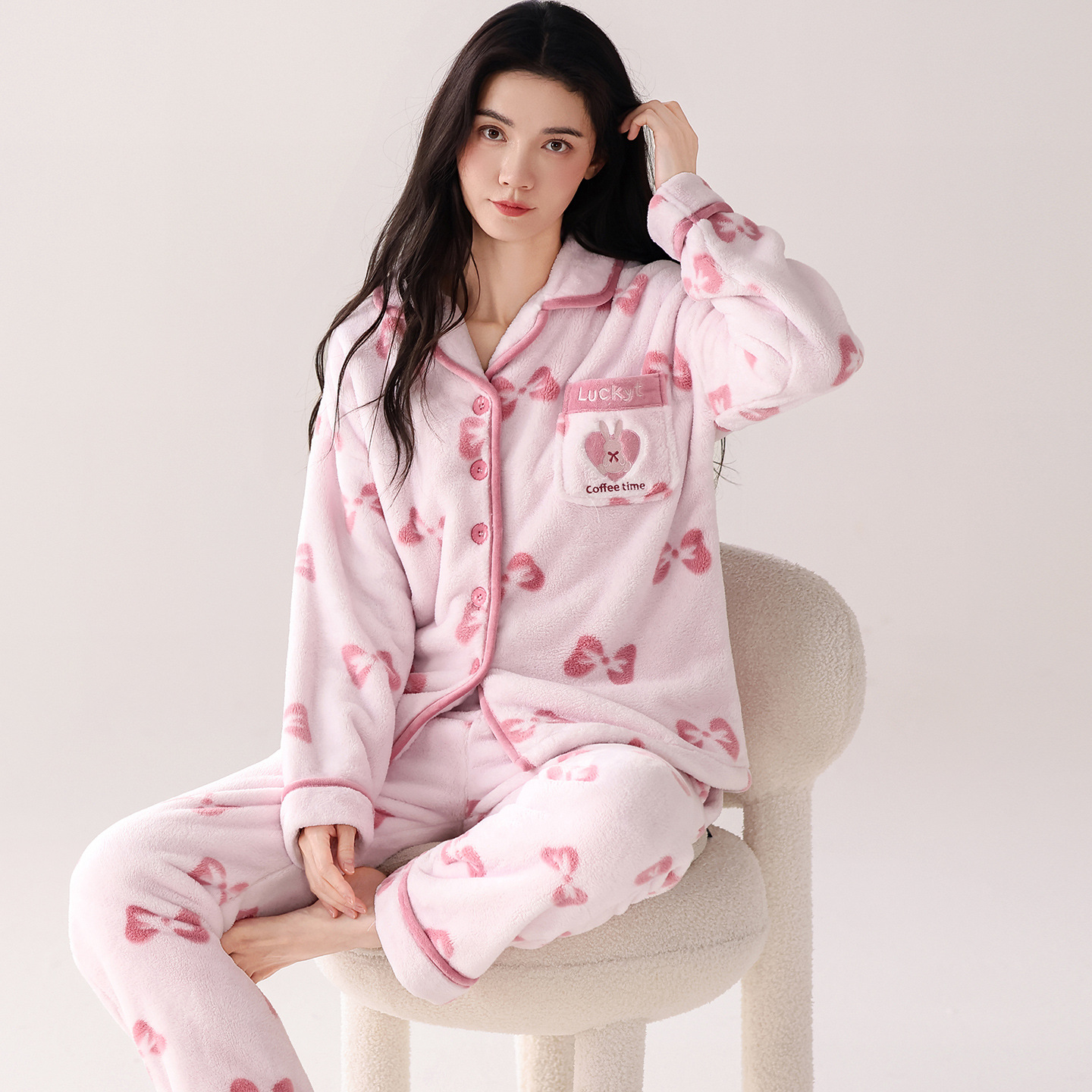 冬季保暖法兰绒长袖开衫睡衣女时尚新款甜美卡通家居服抗静电套装