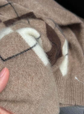 高级感英伦风复古浅咖色菱格羊绒毛衣女2025年别致独特气质针织衫