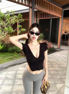 纯欲风黑色v领短袖正肩T恤女夏季修身显瘦打底衫辣妹短款百搭上衣
