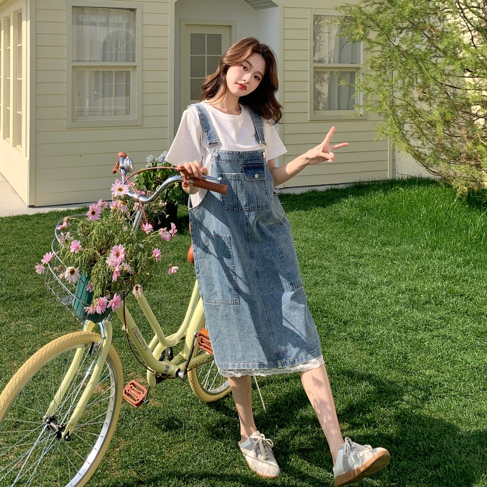2025夏季俏皮可爱牛仔背带裙蕾丝拼接下摆中裙白T恤减龄套装女新,女装连衣裙,唯尔萱