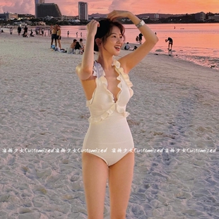 纯欲风白色荷叶边连体三角泳衣女高级感显瘦遮肚温泉海岛度假泳装