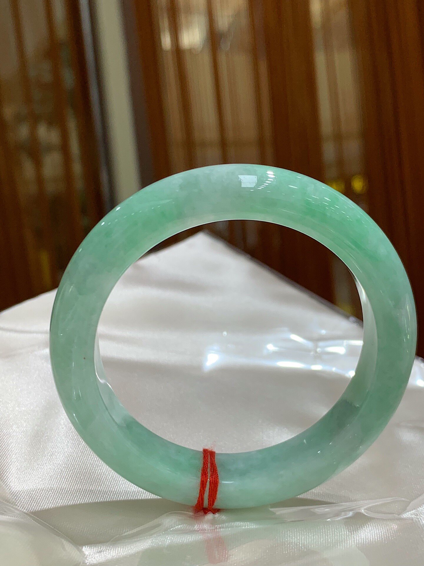 天然缅甸A货翡翠手镯淡果绿天然A货翡翠玉手镯送礼带证书细糯手镯