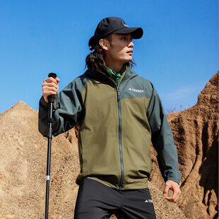 Adidas/阿迪达斯外套男子新款户外防水防风运动连帽冲锋衣JD8355