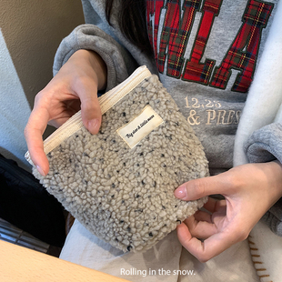 韩国小众便携毛绒化妆包可爱简约口红零钱小号杂物收纳包女大容量