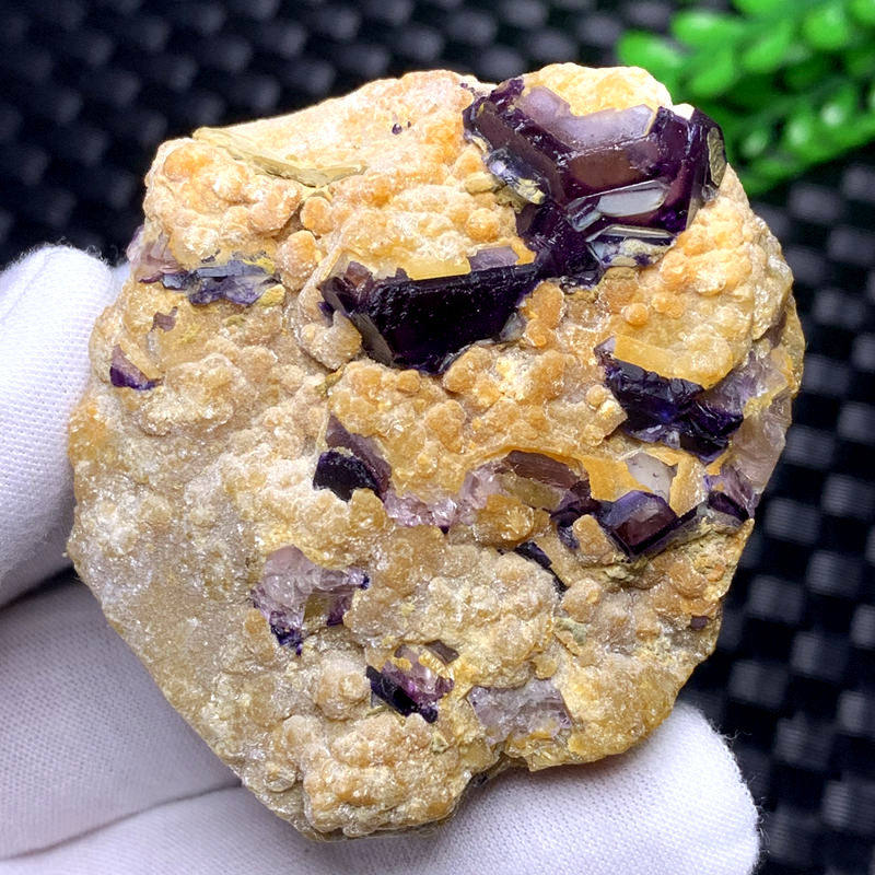 天然紫萤石原石几何萤石方解石共生摆件深紫色萤石手握石毛料f460