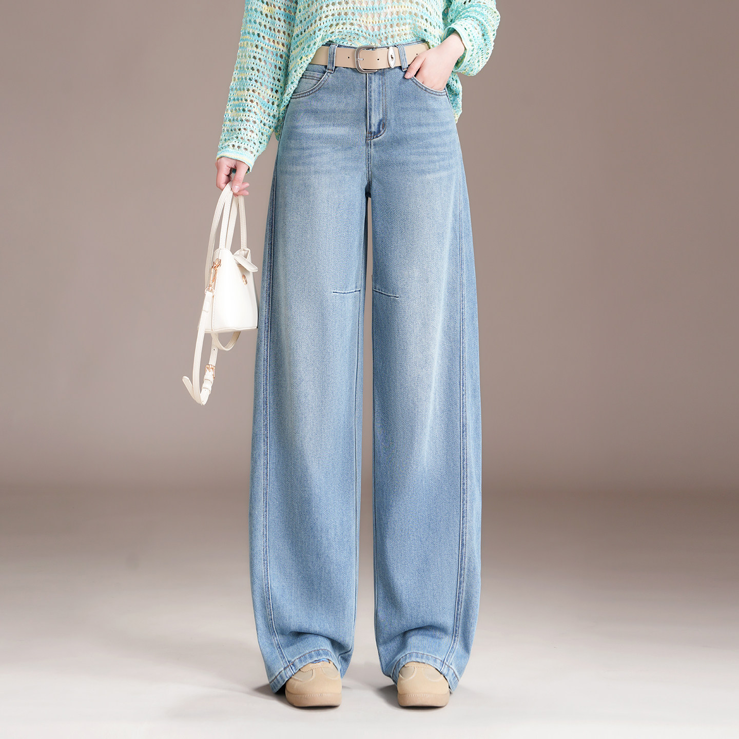 浅蓝色时尚阔腿牛仔裤女春秋2026新款高腰宽松垂感显瘦弯刀直筒裤