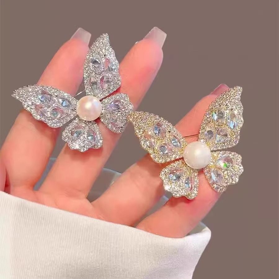 2025新款轻奢气质爆闪蝴蝶胸针女高级感胸花装饰别针百搭精致配饰