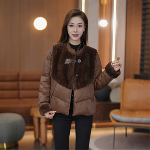 通勤风圆领羊皮毛一体拼接羽绒服女短款高级感棕色保暖白鸭绒外套