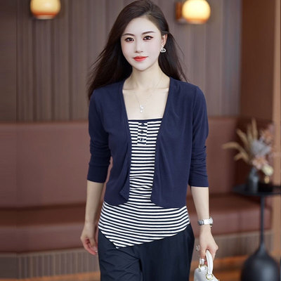 今年流行不规则条纹背心长袖开衫