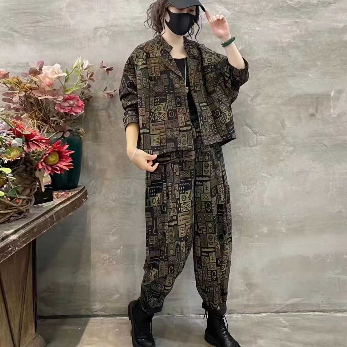 2024年春秋季新款印花套装女复古格子时髦牛仔短外套哈伦裤两件套