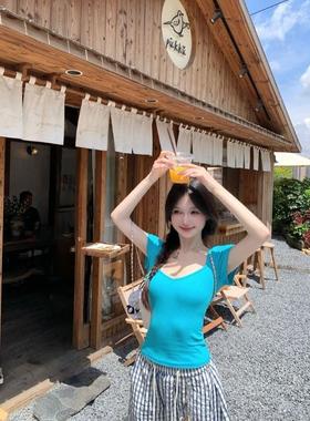 绿色v领短袖T恤女夏季设计感小众修身显瘦短款性感chic甜辣妹上衣