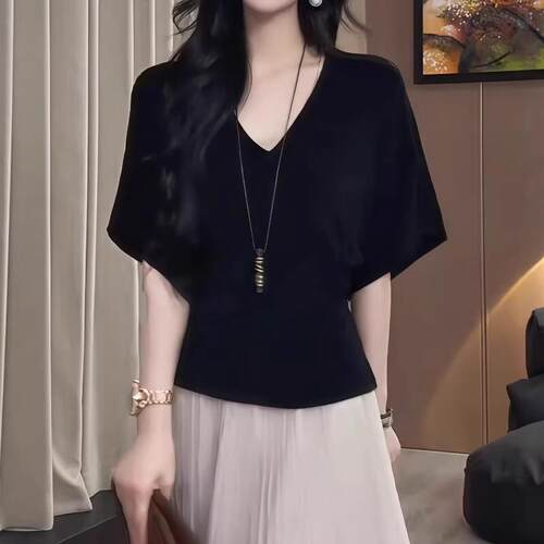 黑色冰丝V领蝙蝠袖短袖T恤女2026夏季大码胖mm收腰显瘦设计感上衣