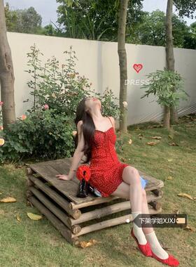 法式复古度假红色吊带连衣裙女夏季2025新款时尚打底收腰碎花短裙