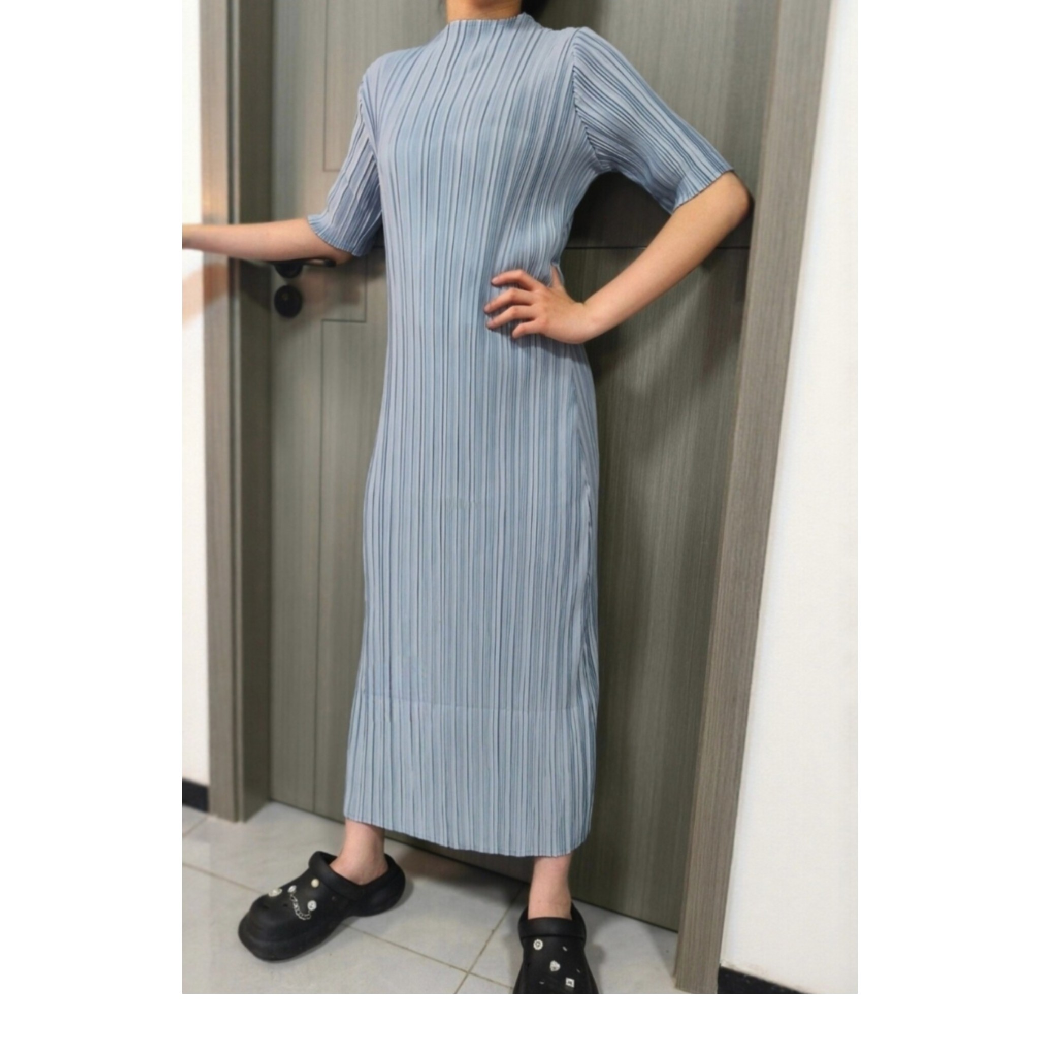 00后x2026新款三宅系列褶皱法式复古重工高温压制短袖连衣裙