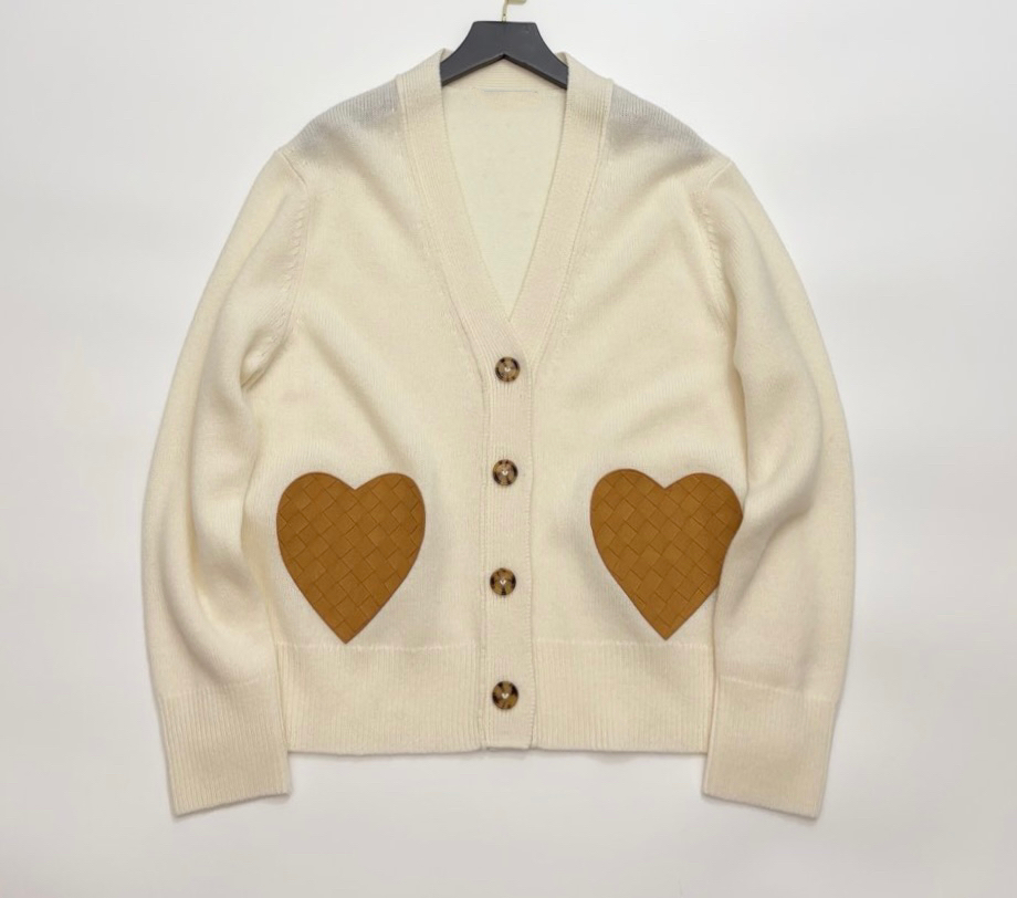 25秋冬新款 编织爱心口袋V领羊绒羊毛针织开衫中长款毛衣外套女