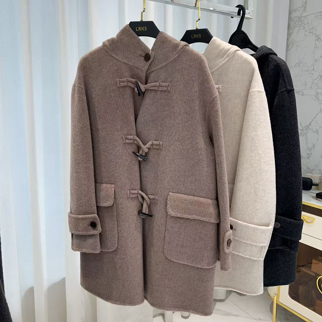 【安琪儿专享】牛角扣连帽大衣W1858中长款