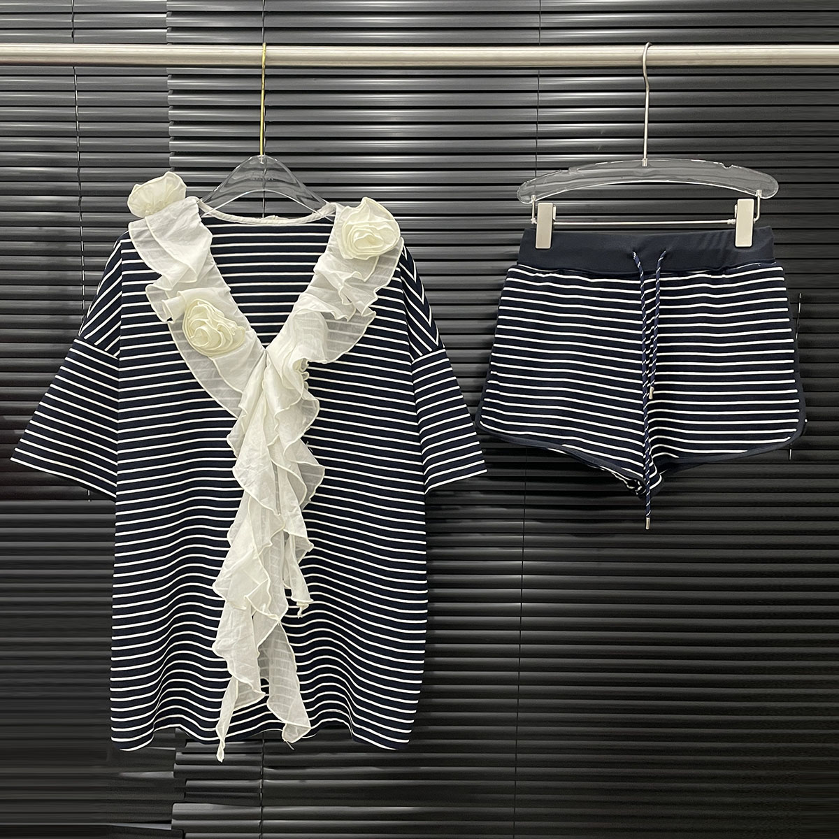 付新博女装立体花朵条纹时尚套装女宽松休闲T恤+短裤两件套14812