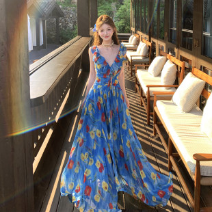海边度假绝美多巴胺蓝色V领碎花吊带连衣裙女设计感收腰沙滩长裙