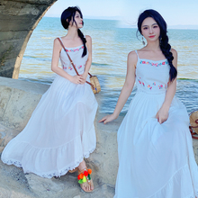 云南民族风女装白色绵绸长款旅游旅行穿搭吊带连衣裙刺绣海边度假