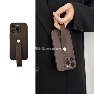复古深棕咖色皮纹腕带手机壳17promax/16pro适用于iphone15promax便携式手腕14pm苹果12/11全包13防摔男女款