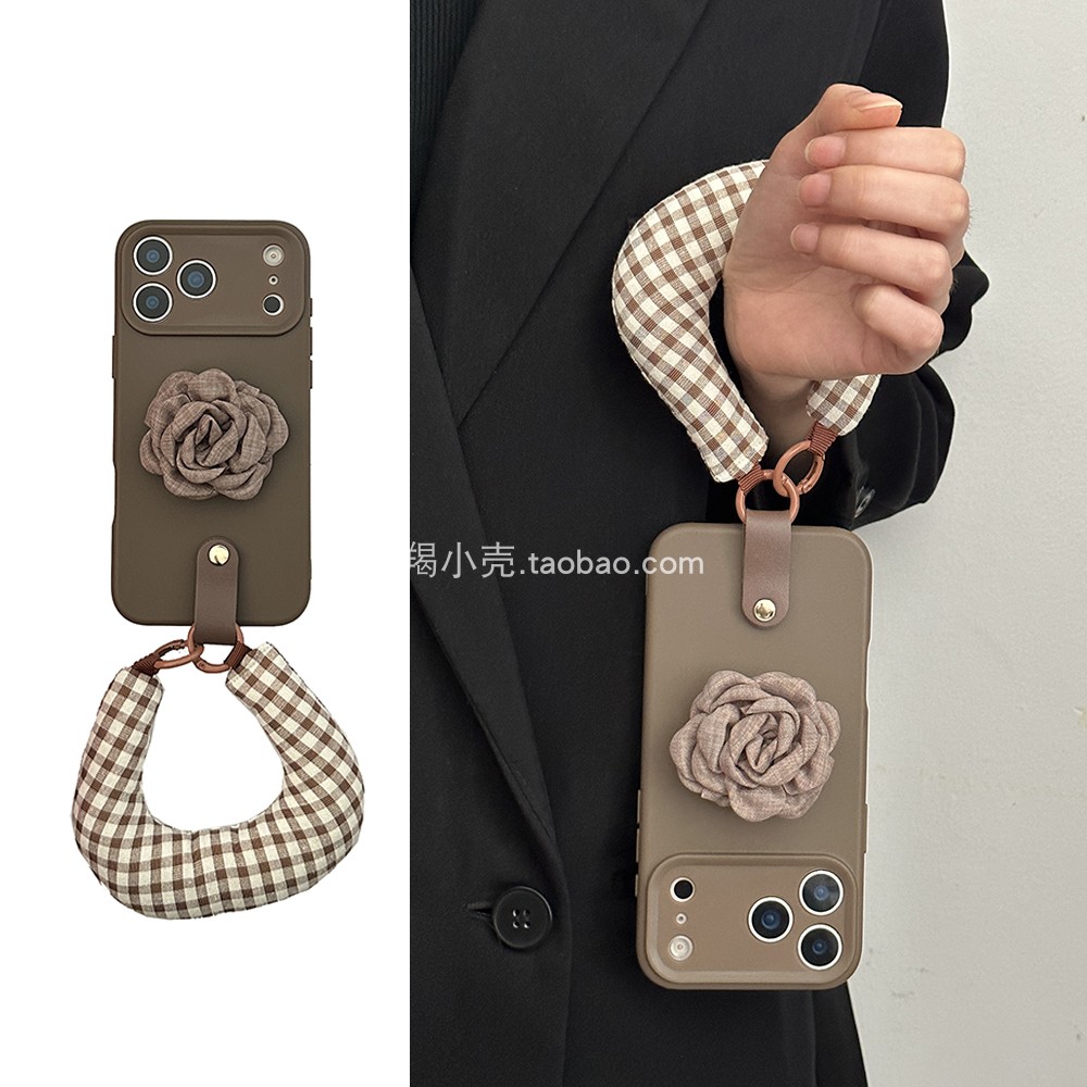 复古秋冬咖色山茶花格子手腕带17promax手机壳适用于iphone15promax新款手拎14pm苹果16气质简约13女