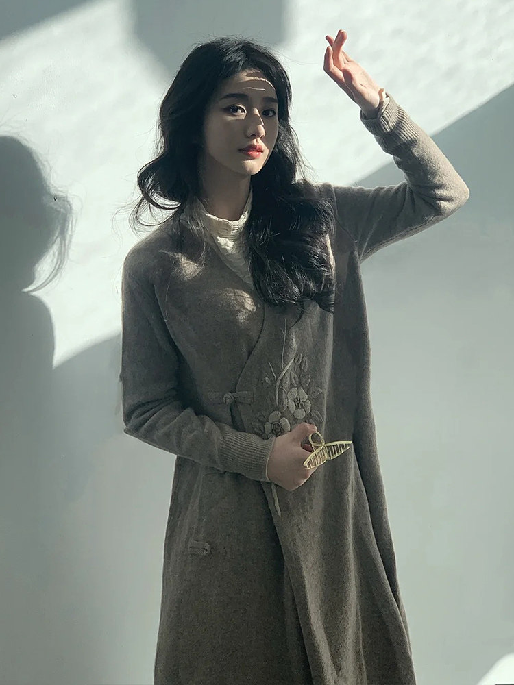 여성을 위한 새로운 중국 스타일 국가 스타일 니트 바닥 드레스 복고풍 자수 디스크 버클 디자인 틈새 서양식 카디건 롱 스커트