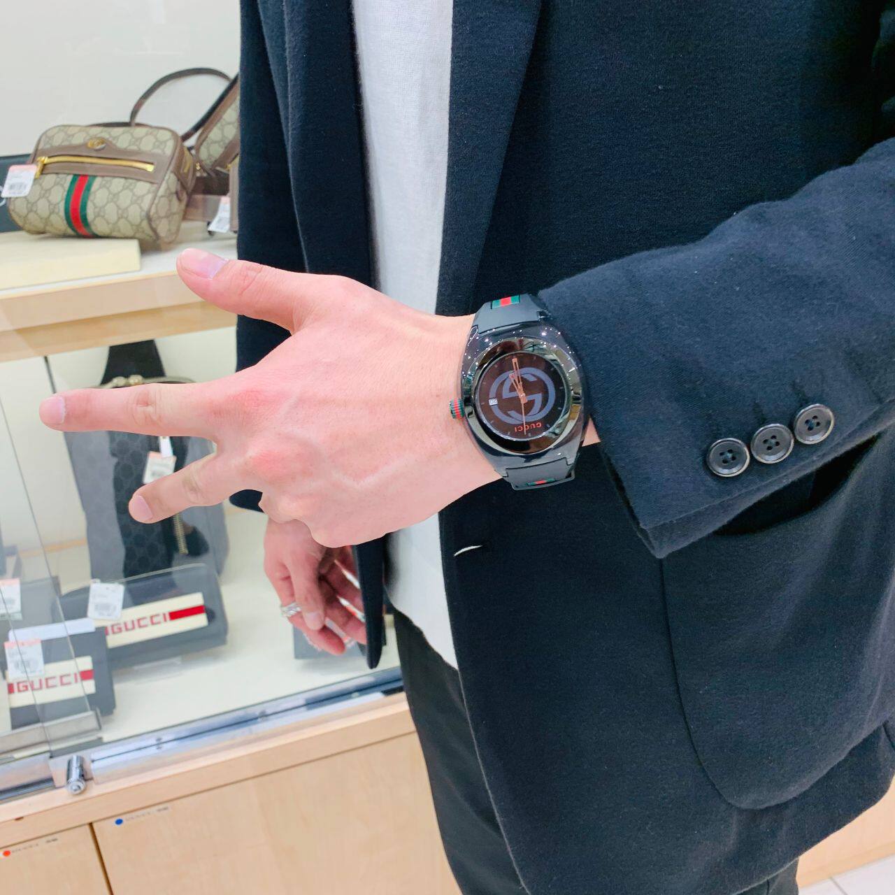 代购Gucci古驰手表黑色表盘橡胶表带瑞士石英机芯欧美腕表YA1371