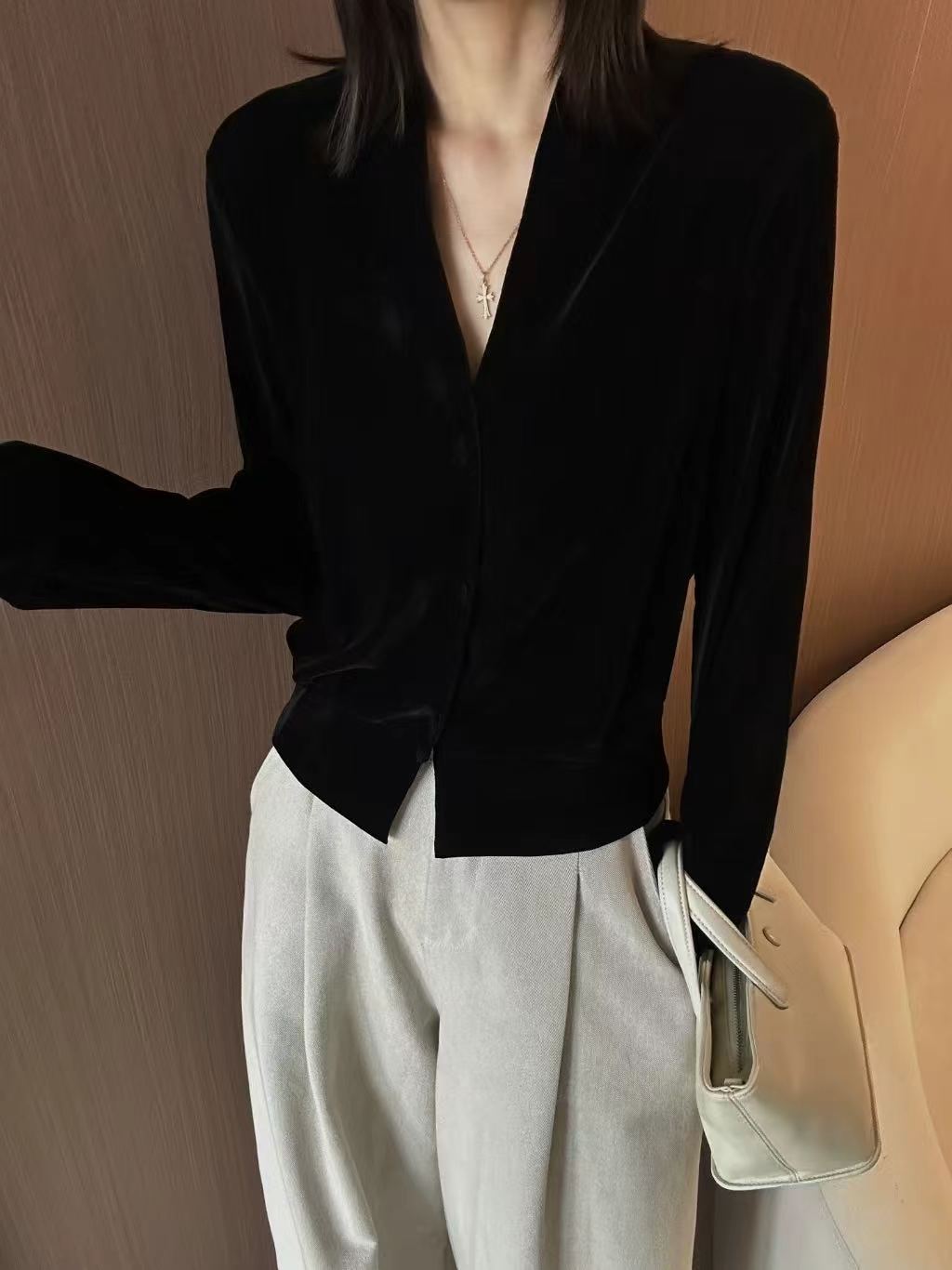32783正品2026秋季新品V领单排扣宽松短款显瘦丝绒打底衫T恤女潮