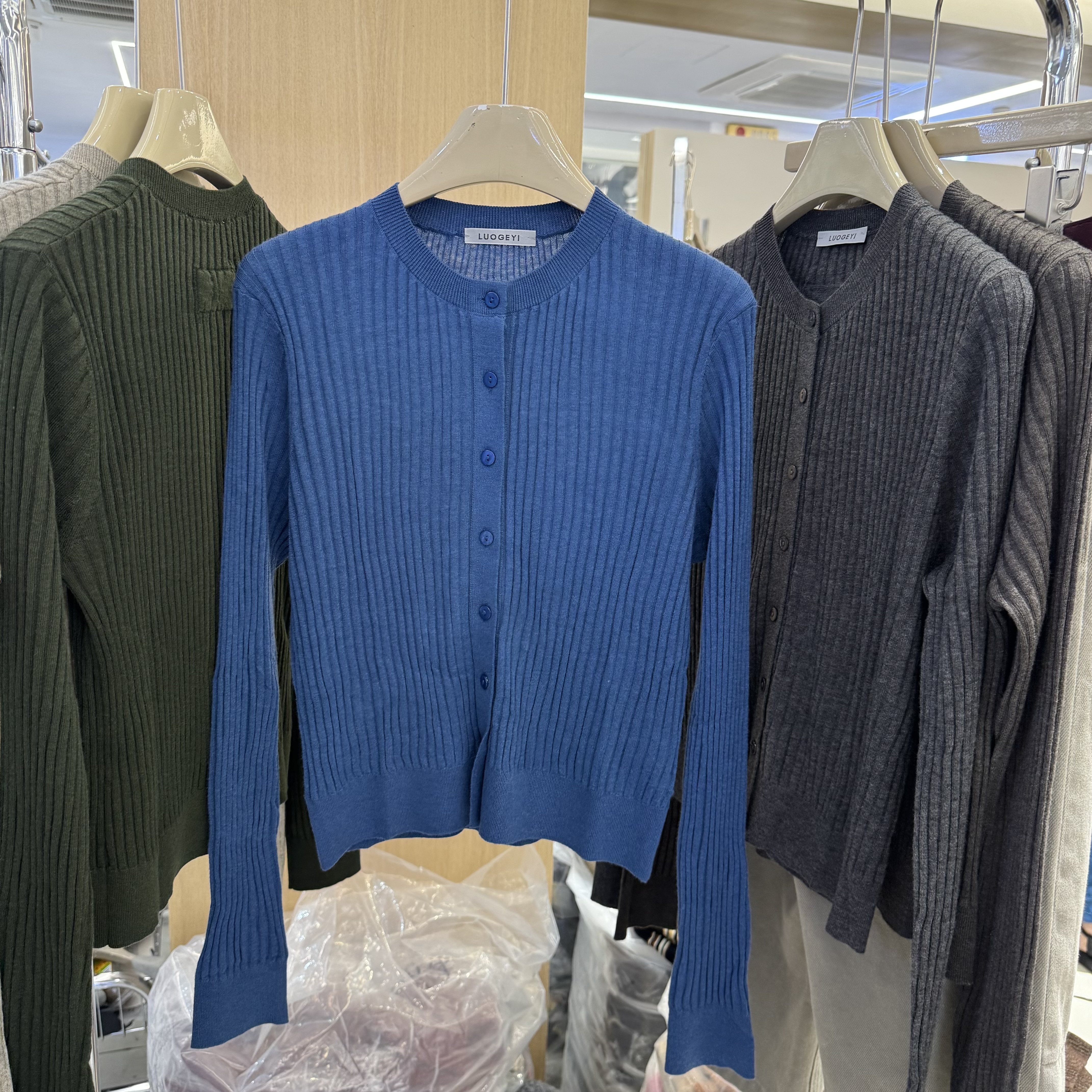 LUOGEYI蓝色圆领单排扣坑条纹羊毛针织开衫女百搭毛衣外套2026秋