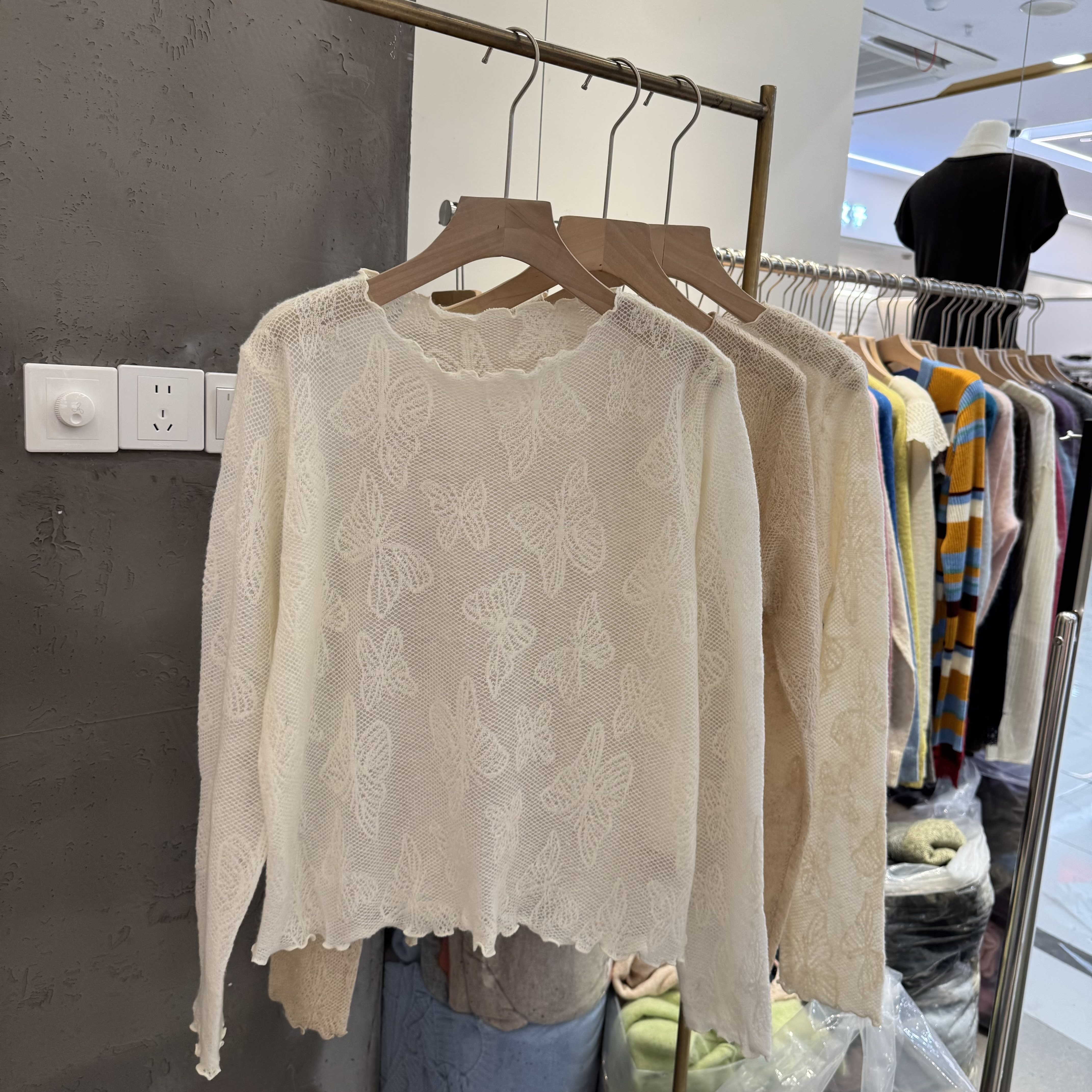 2603韩系V领蕾丝拼接羊毛针织开衫女短款温柔风毛衣外套高级感秋
