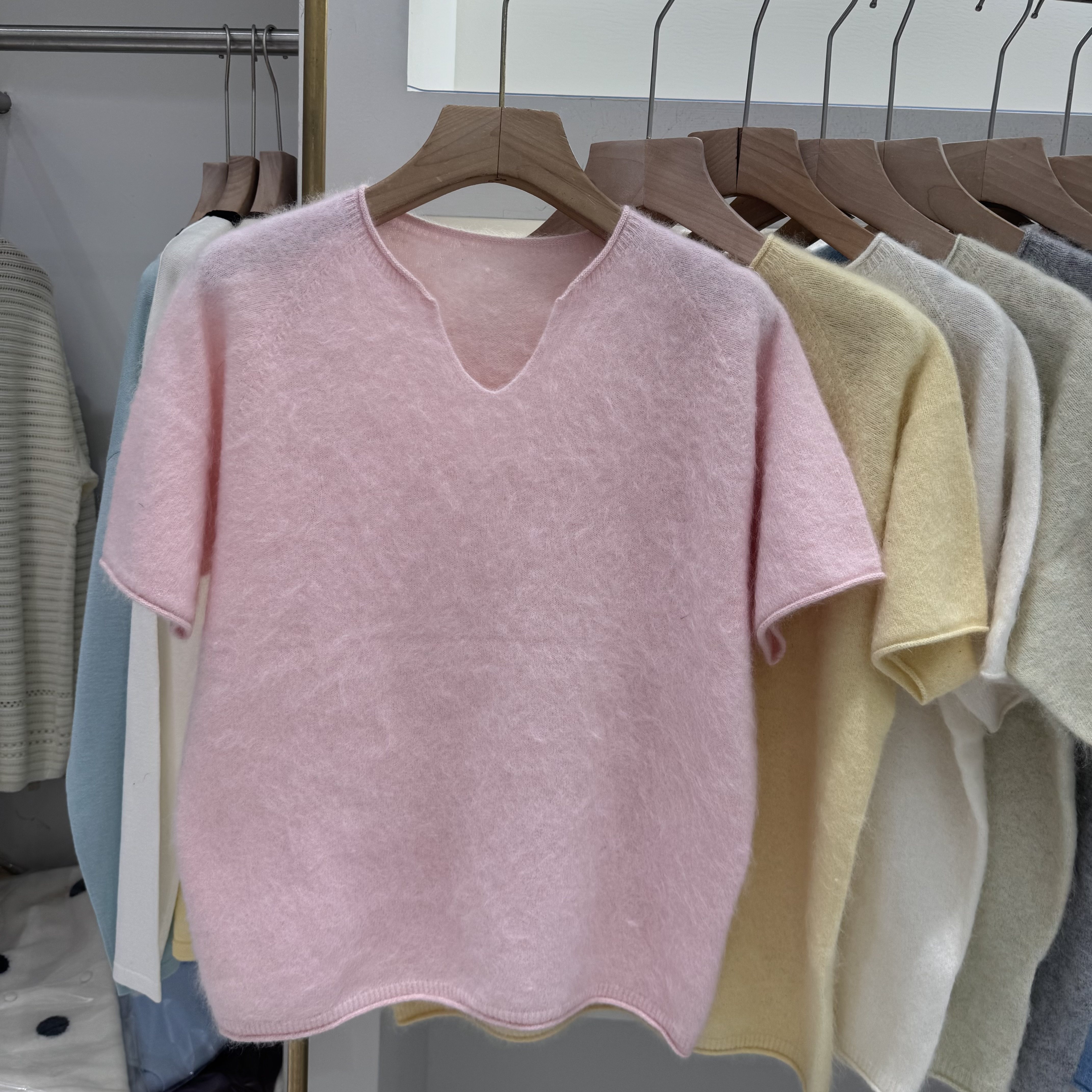 266537羽绒羊绒羊毛拉毛剪刀领短袖针织衫女毛绒质感宽松套头上衣